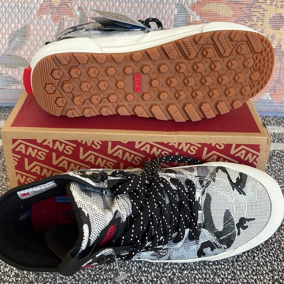 Vans WMNS Sk8-Hi Gore-Tex MTE
Arctic Camo Cloud
VN0A5111COI
Sneakers Boots - Picture 4 of 16